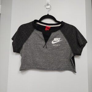 Cropped Nike tee